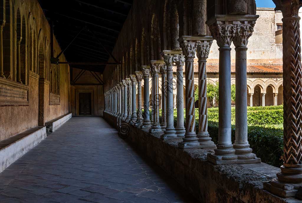 Veduta del lato occidentale del chiostro del Duomo di Monreale, Sicilia, architettura normanna del XII secolo