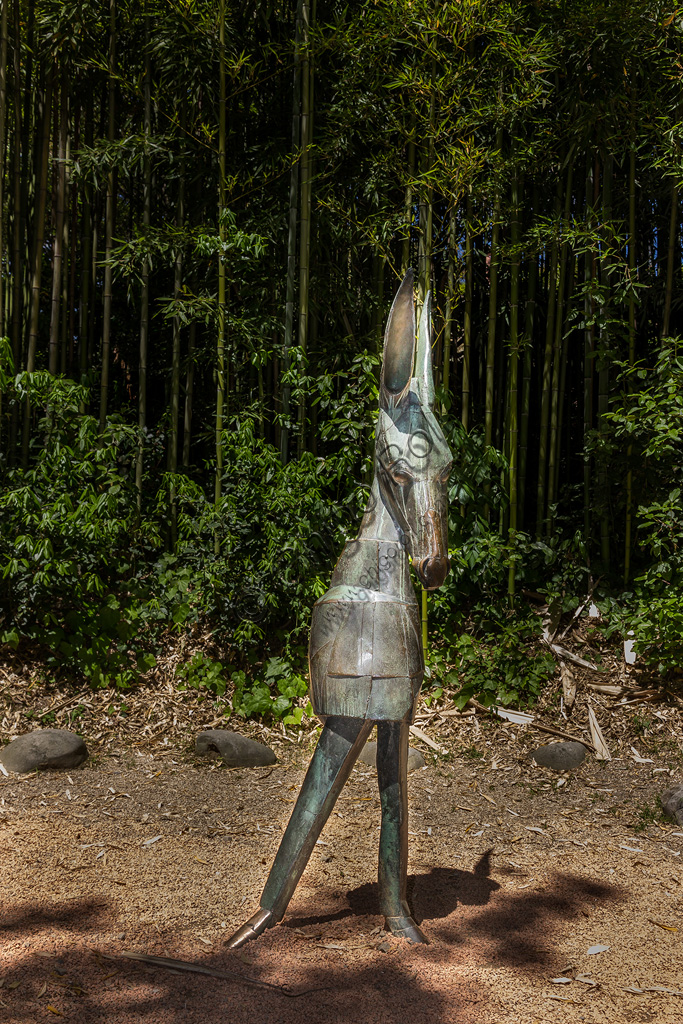 Scultura in bronzo e acciaio Il Ciuchino Pinocchio di Pietro Consagra al Parco di Pinocchio a Collodi
