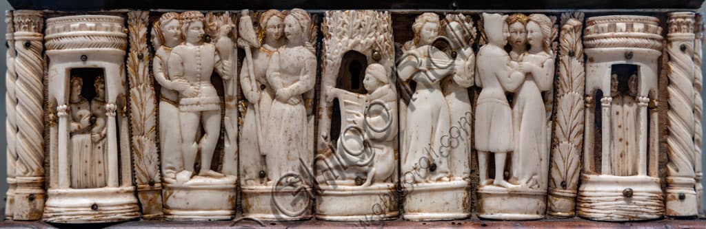 Dettaglio del cofanetto medievale con musicista e coppie in osso e legno, Pinacoteca Tosio Martinengo, Brescia