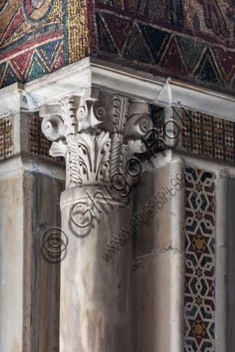 Dettaglio di una colonna angolare con decorazione musiva nella Sala di Re Ruggero, Palazzo dei Normanni, Palermo