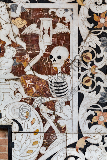 Dettaglio del commesso di pietre dure rappresentante la Morte, Collezione Franco Maria Ricci, Labirinto della Masone, Fontanellato.