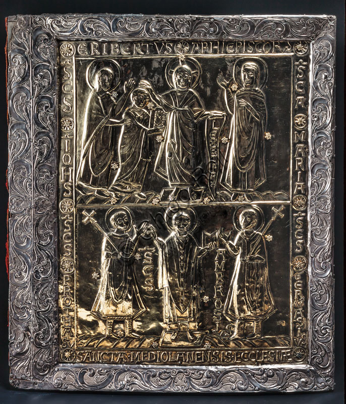 Coperta di evangeliario medievale in oro con smalti e gemme, opera lombarda dell'XI secolo, Tesoro del Duomo di Milano
