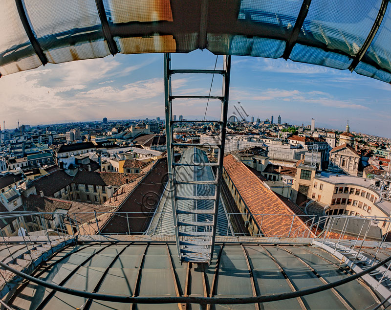 Copertura in ferro e vetro dell'ottagono centrale della Galleria Vittorio Emanuele II a Milano, architettura del 1867