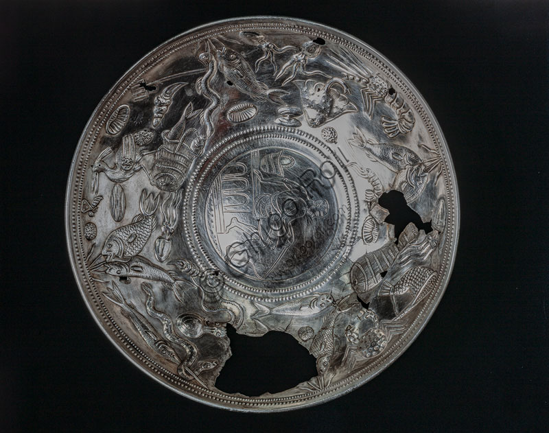 Coppa in argento sbalzato del Tesoro di Lovere con fregio marittimo, Museo Civico Archeologico, Italia