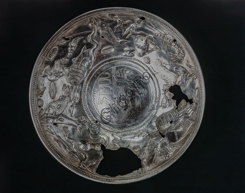 Coppa in argento sbalzato del Tesoro di Lovere con fregio marittimo, Museo Civico Archeologico, Italia