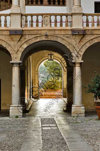 Scorcio architettonico del Cortile Maqueda nel Palazzo dei Normanni di Palermo