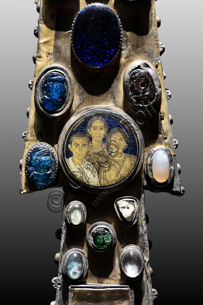Dettaglio della Croce di Desiderio, oreficeria longobarda con pietre e cammei, Museo Santa Giulia Brescia