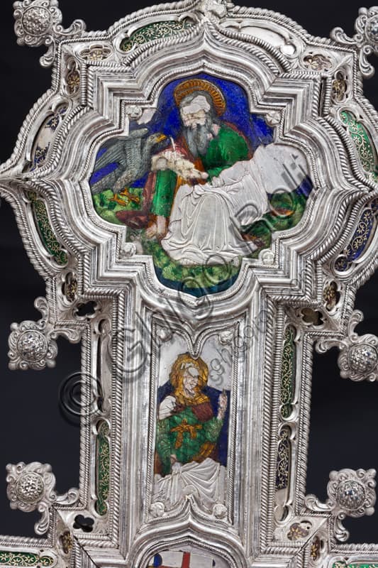 Particolare della Croce del Tesoro di San Giovanni: San Giovanni Evangelista e l'aquila, oreficeria rinascimentale, Museo Opera del Duomo Firenze