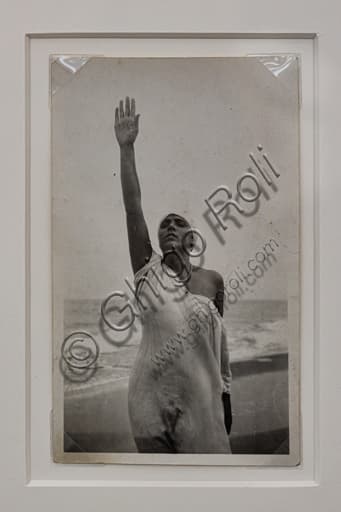 Fotografia Dama Bianca con Braccio Alzato di Marcello Dudovich su spiaggia