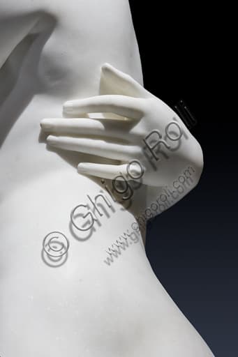 Dettaglio scultoreo de Le Grazie con Cupido di Thorvaldsen: particolare dell'abbraccio e di una mano in marmo di Carrara.