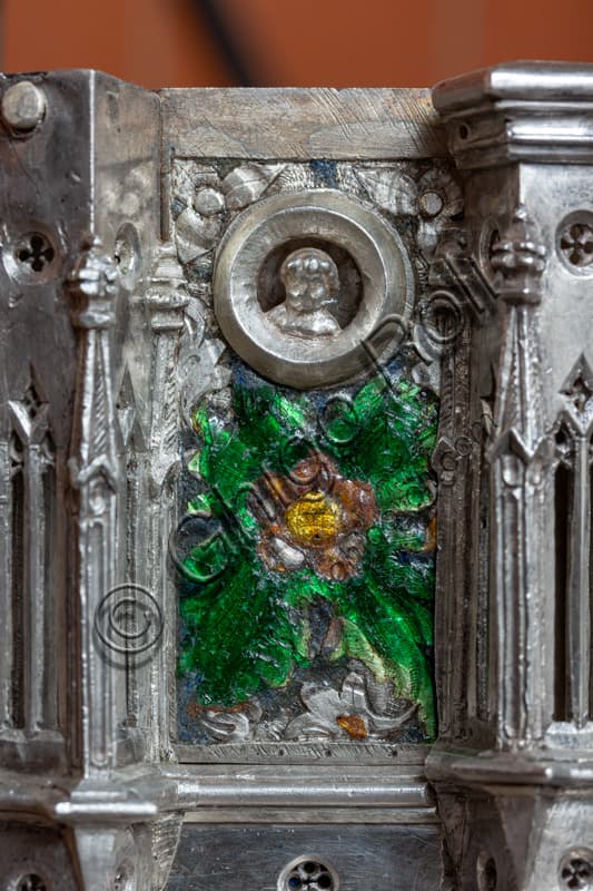 Dettaglio dell'Altare d'argento di San Giovanni: motivi floreali a smalto e testina entro clipeo, Museo dell'Opera del Duomo, Firenze.