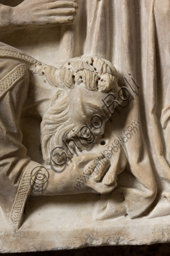 Dettaglio scultoreo con apostolo che bacia il piede di Cristo, monumento funerario del cardinale Luca Fieschi, Genova
