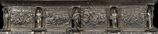 Dettaglio in argento dell'Arca processionale del Corpus Domini a Genova: rilievi della Passione di Cristo e figure di Apostoli.