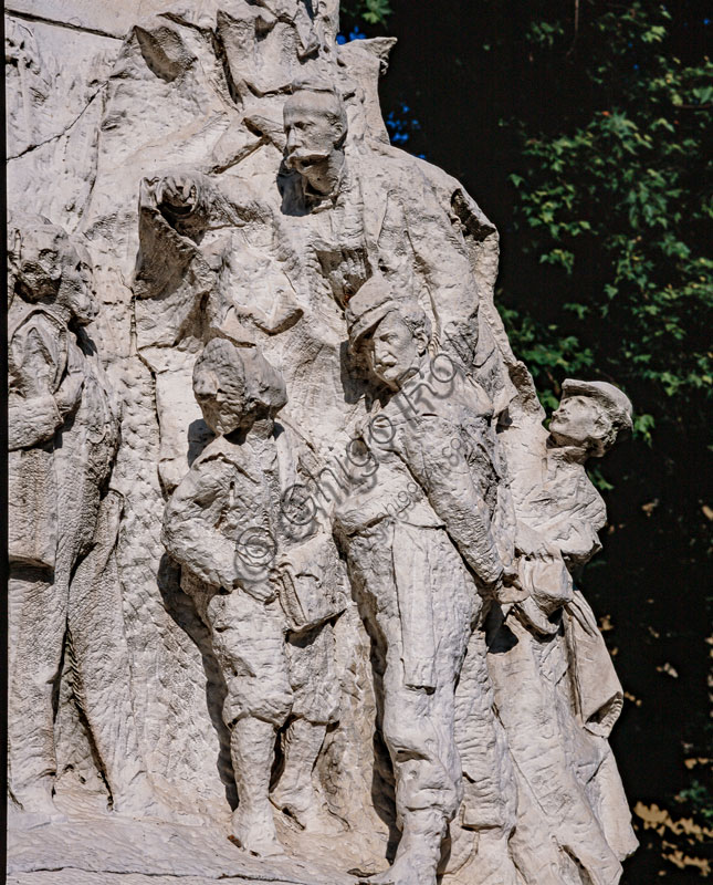 Dettaglio scultoreo del basamento del monumento a Felice Cavallotti, Milano, opera di Ernesto Bazzaro (1906)
