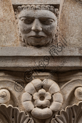 Dettaglio del viso scolpito nel capitello corinzio, Torre Ghirlandina, Modena