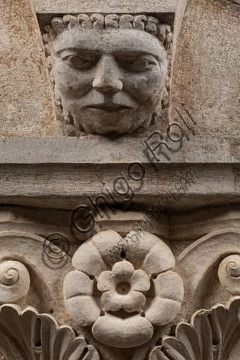 Dettaglio del viso scolpito nel capitello corinzio, Torre Ghirlandina, Modena