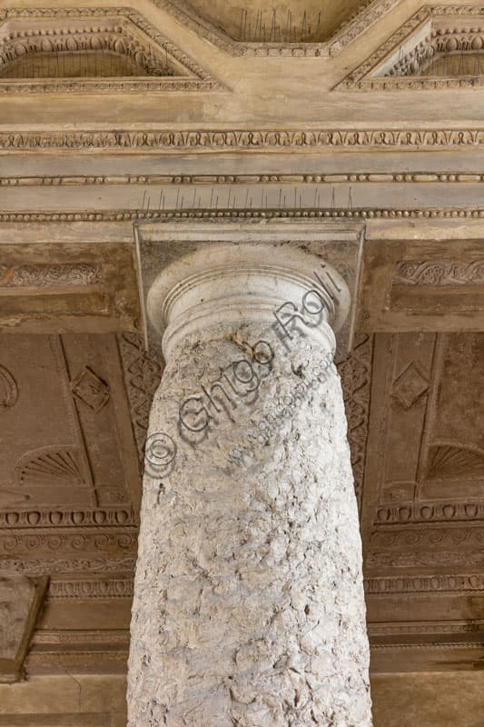 Dettaglio architettonico di una colonna in pietra grezza nell'atrio di Palazzo Te, Mantova, residenza estiva dei Gonzaga