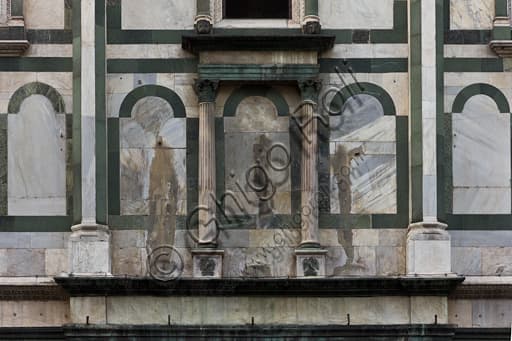 Dettaglio marmo facciata nord Battistero San Giovanni Firenze, bianco Carrara e verde Prato
