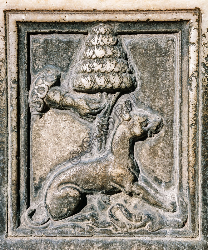 Dettaglio scultoreo della fontana nel Cortile della Rocchetta, Castello Sforzesco, Milano