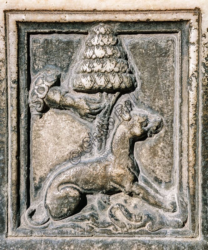 Dettaglio scultoreo della fontana nel Cortile della Rocchetta, Castello Sforzesco, Milano