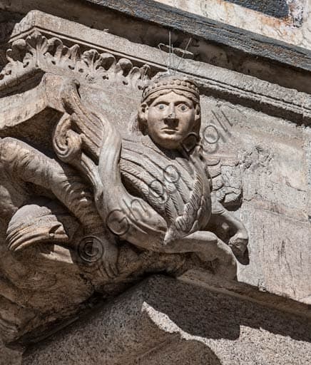 Dettaglio scultoreo del fregio su mensola, Portale Maggiore del Duomo di Cremona, Lombardia