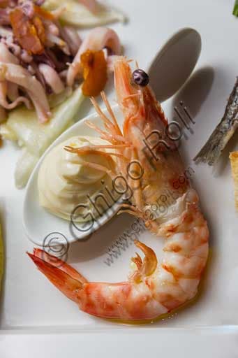 Dettaglio di un gambero con maionese, antipasto di mare del Ristorante La Rocchetta