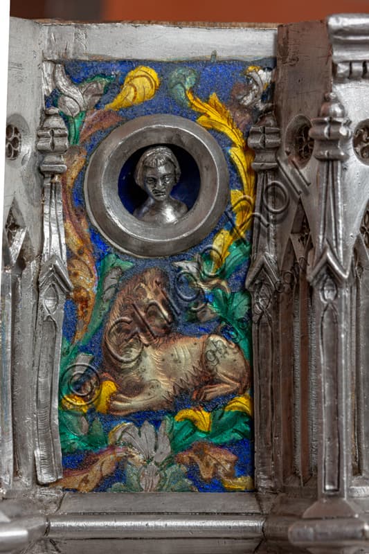 Dettaglio scultoreo leone mediceo con sfera, motivi floreali smaltati e testa in clipeo, Altare d'argento Museo Opera del Duomo Firenze