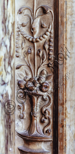 Dettaglio di lesena con decorazioni a grottesche, portale bronzeo di Toniolo, Libreria Piccolomini, Duomo di Siena