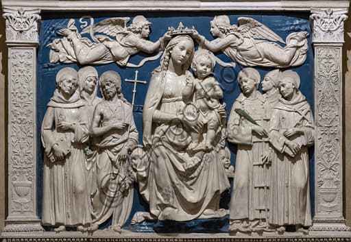 Dettaglio della Madonna col Bambino, terracotta invetriata di Andrea della Robbia nella Basilica di Santa Croce a Firenze