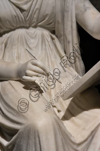 Dettaglio della mano che dipinge nella scultura in marmo Principessa Leopoldina Esterhazy di Antonio Canova
