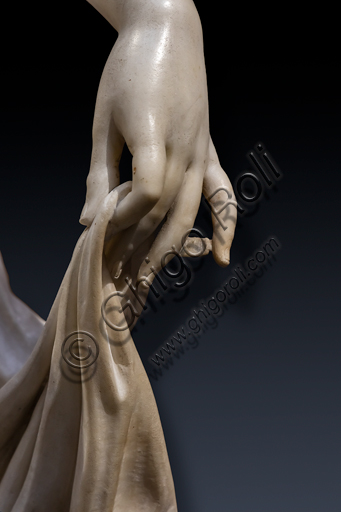 Dettaglio della mano nella scultura in marmo Tersicore danzante di Gaetano Matteo Monti, 1820