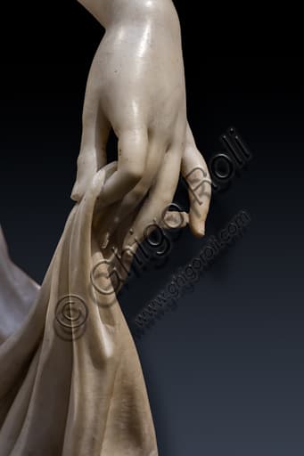 Dettaglio della mano nella scultura in marmo Tersicore danzante di Gaetano Matteo Monti, 1820