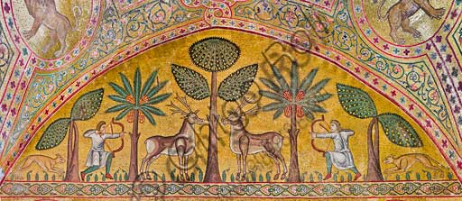 Dettaglio dei mosaici bizantini nella Sala di Re Ruggero a Palermo: scene di caccia con arcieri, cervi, cani e alberi di banano e palma.