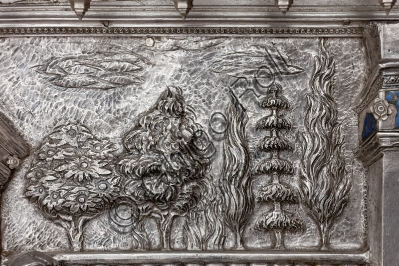 Dettaglio del paesaggio con alberi della formella Annuncio a Zaccaria e Visitazione di Bernardo Cennini, Museo dell'Opera del Duomo Firenze