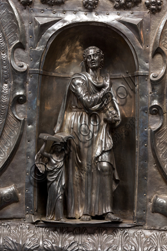 Dettaglio del paliotto d'altare con San Matteo Evangelista, opera in argento di Melchior Suez, Museo del Tesoro di San Lorenzo Genova