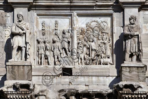 Dettaglio dei pannelli di Marco Aurelio, Adlocutio e Lustratio, sull'Arco di Costantino nel Foro Romano a Roma