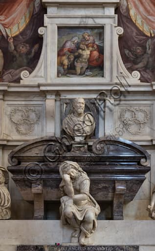 Dettaglio personificazione Scultura e busto di Michelangelo, Sepolcro di Michelangelo, Basilica di Santa Croce Firenze