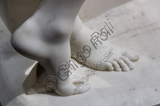 Dettaglio dei piedi della scultura in marmo Le Tre Grazie di Antonio Canova