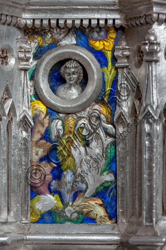 Dettaglio del quinto pilastro dell'Altare d'argento con motivi floreali a smalto e testina entro clipeo, Museo Opera del Duomo Firenze
