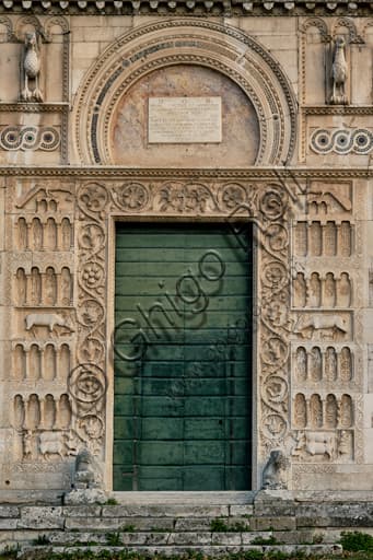 Dettaglio sculture portale romanico Chiesa San Pietro Spoleto con aquile e cervo