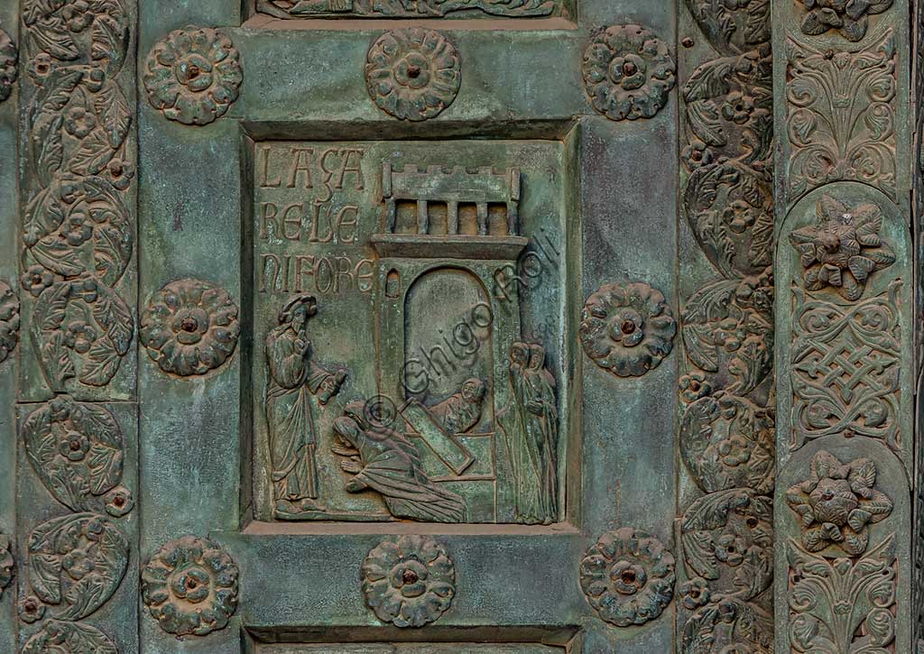 Dettaglio formella bronzea Resurrezione di Lazzaro, Porta Bonanno Pisano, Duomo di Monreale