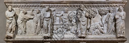 Dettaglio del rilievo scultoreo gotico del basamento del monumento a Gastone della Torre, Tino di Camaino, Basilica di Santa Croce Firenze