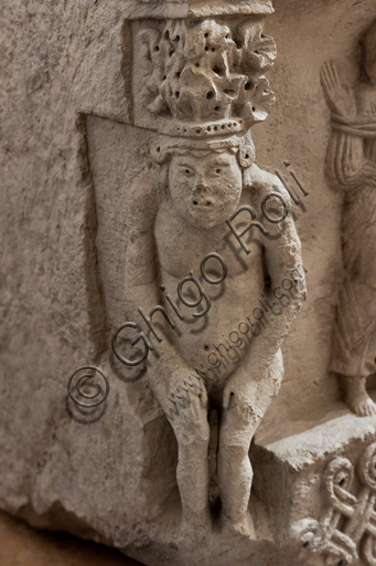 Dettaglio scultoreo del Sarcofago di S. Isacco, scultura romanica in pietra calcarea del XII secolo, Museo Nazionale del Ducato di Spoleto.