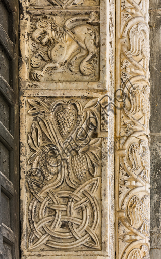 Dettaglio scultura romanica portale Duomo Genova: mostro e motivi vegetali su stipite destro, XII secolo, scultori lombardo-comaschi