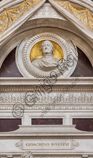 Dettaglio scultoreo del monumento funebre di Gioacchino Rossini, opera di Giuseppe Cassioli (1900) nella Basilica di Santa Croce a Firenze, Italia.