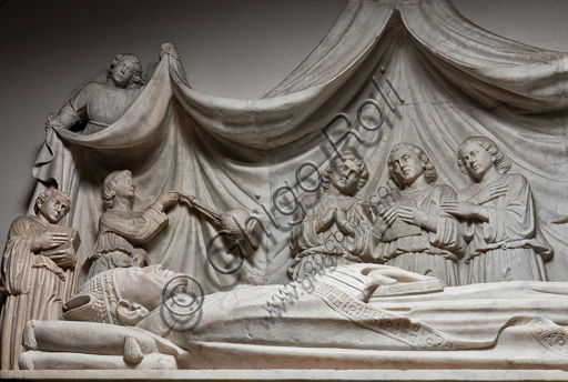 Particolare scultoreo della statua giacente di Giorgio Fieschi, monumento funebre rinascimentale di Giovanni Gagini nel Duomo di Genova