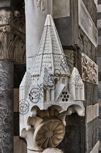 Dettaglio superiore della scultura medievale dell'Arrotino, Duomo di Genova, facciata ovest-sud