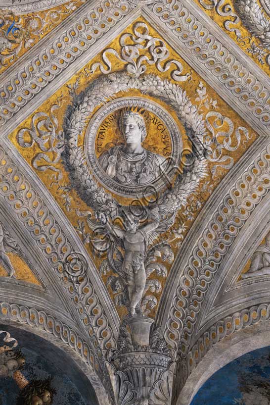Dettaglio volta Camera degli Sposi: losanga dorata con ghirlanda circolare e ritratto di Ottaviano Augusto sorretto da putto, affresco di Andrea Mantegna, Palazzo Ducale Mantova
