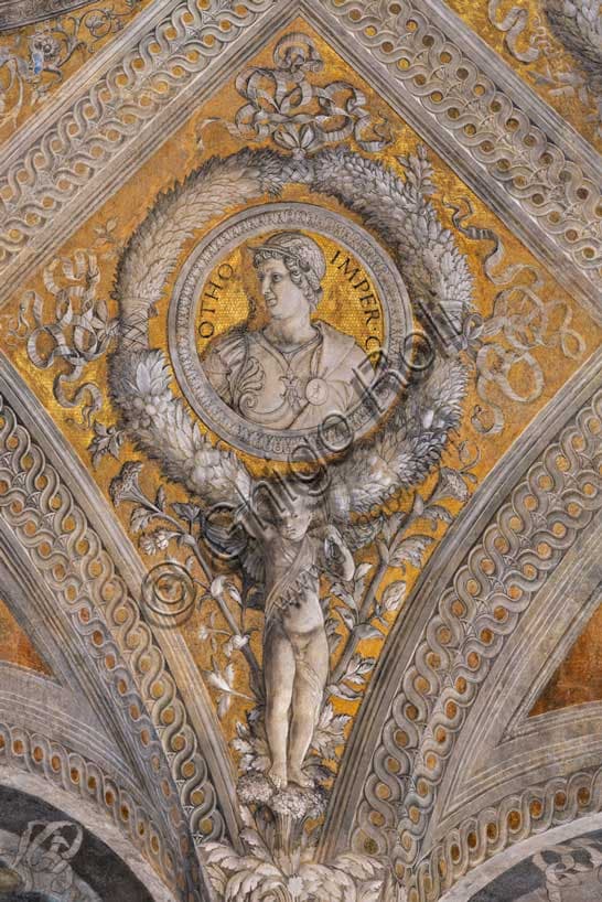 Dettaglio volta Camera degli Sposi Mantegna: losanga dorata con ghirlanda e ritratto dell'imperatore romano Otone sostenuto da putto