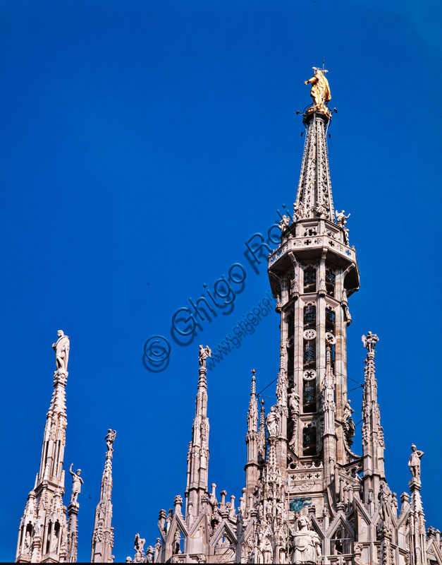 Veduta delle guglie del Duomo di Milano con la statua della Madonnina in rame dorato di Giuseppe Perego